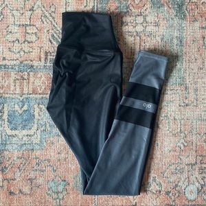 Alo yoga leggings pants black and grey stripe ombre